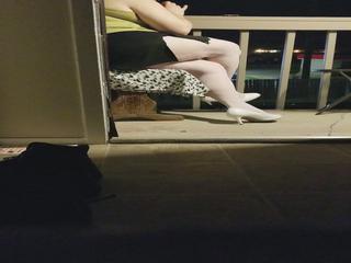 Große Frau mit zerrissener Strumpfhose