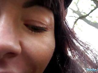 Der public bekommt das Sperma in die sexy Brünette