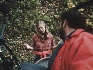 Sie nimmt ihn tief in den Mund