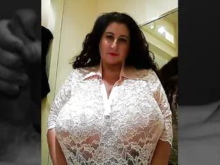 Fette Oma packt die dicken Titten aus und bekommt die Wichse ins Gesicht