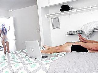 Die geile Stiefschwester mit den dicken Titten beim fussfick