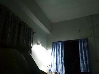 Junge Thai Nutte in den Mund gespritzt