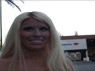 Amateur Blondine mit enger Muschi wird auf der Strasse gefickt