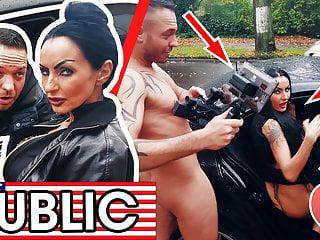Sidney Dark reitet einen Schwanz im Auto