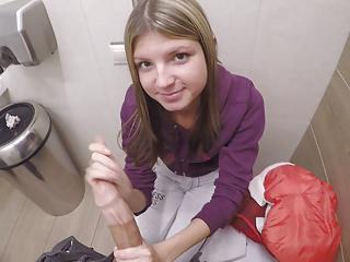 Kleine Blondine wird auf der Toilette gefickt