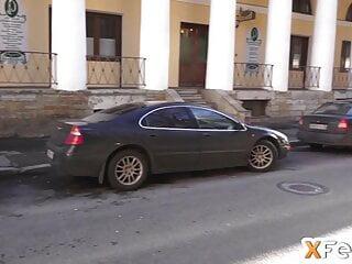 Russisches Mädchen mit gepiercter Pussy zeigt beim Casting ihre Fähigkeiten