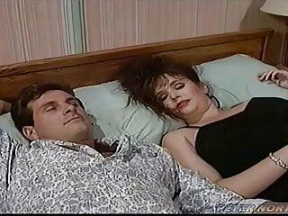 Busige Tamara Lee fickt auf Bett