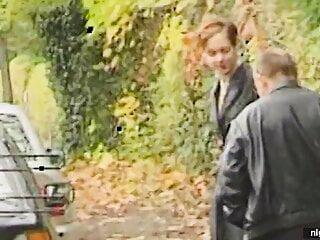 Verführerisches Luder verführt einen Fremden im Wohnwagen