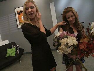 Rotschopf reitet Schwanz während sie zusieht