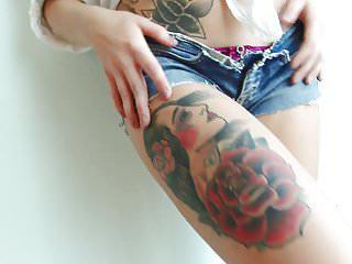 Geile Schlampe zeigt ihren engen kleinen Arsch