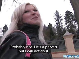 Für Geld lässt sich blondes Girl beim öffentlichen Sex in der Öffentlichkeit ficken