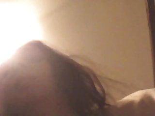 Erotische Brünette macht sich nackt und masturbiert vor der Kamera