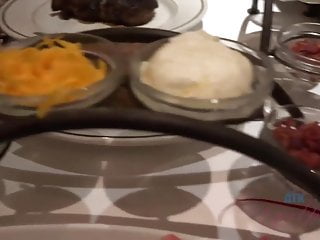 Sie wird in den Arsch gefickt