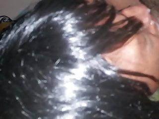 Mya nimmt es mit ihrem Gesicht zu