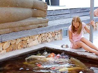 Verspieltes Mädel in Netzstrümpfen macht es sich anal