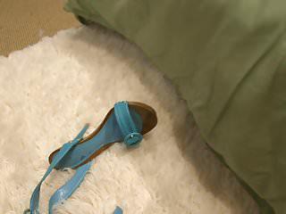 Schöne Brünette mit rundem Arsch Amia Miley beim reiten