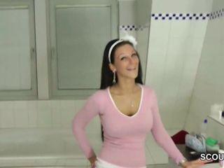 Schwester wird von Stiefbruder erwischt und gefickt