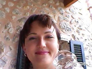 Heisse Blondine wird am Strand geil