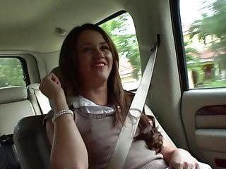 Versaute Schlampe mit netten Arsch reitet den harten Schwanz