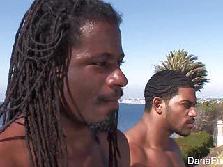 Babes Dana und Brooke haben geilen interracial vierer