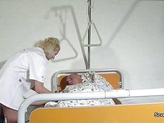 Deutsche Krankenschwester macht mehr als einem im Krankenhaus