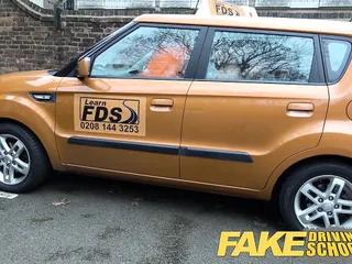 Fake fahrschule - die fahr Trainerin will den Schwanz des Lehrers zu ficken