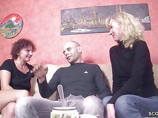 Zwei deutsche Milfs vernaschen einen jungfräulichen Kerl