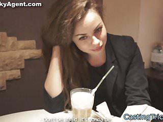 Schönheit bläst den Schwanz wie ein Profi