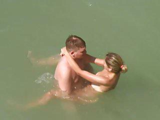 Paar filmt sich beim Sex am Strand