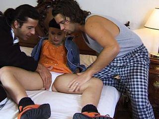 Kleine Blondine beim Dreier mmf in alle Löcher