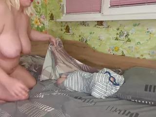 Mutter kümmert sich um den Freund ihres Stiefsohnes nach der Arbeit