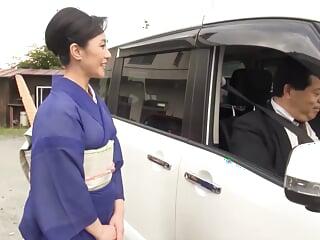 Hübsche Japanerin trägt sexy Unterwäsche beim Sex