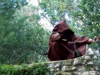 Deutsche Schönheit reitet einen harten Schwanz im Wald