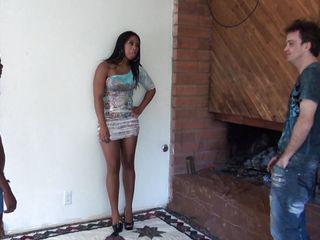 Zierliches schwarzes Amateurgirl wird von ihrem weißen Freund flachgelegt