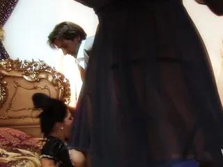 Zwei Muschis haben nach dem dinnerabend zwei perfekte Fotzen