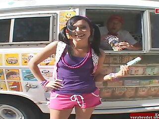 Kleine Titten Teen masturbiert mit bbc für Autosex