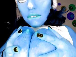 Die vollbusige Jasmine leckt ihre Nippel und spielt mit ihren Nippeln